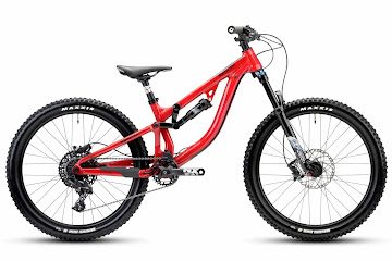 VTT enfant de descente rouge en roues de 24 pouces
