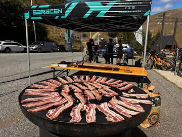 Grillades servies sur le véritable brasero de Ride & Beer