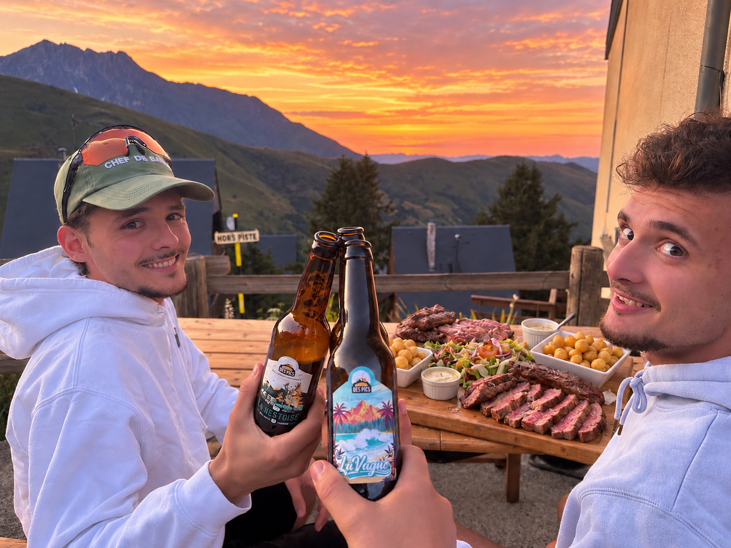 Apéro sur la terrasse Ride & Beer au coucher du soleil, photographie originale entière