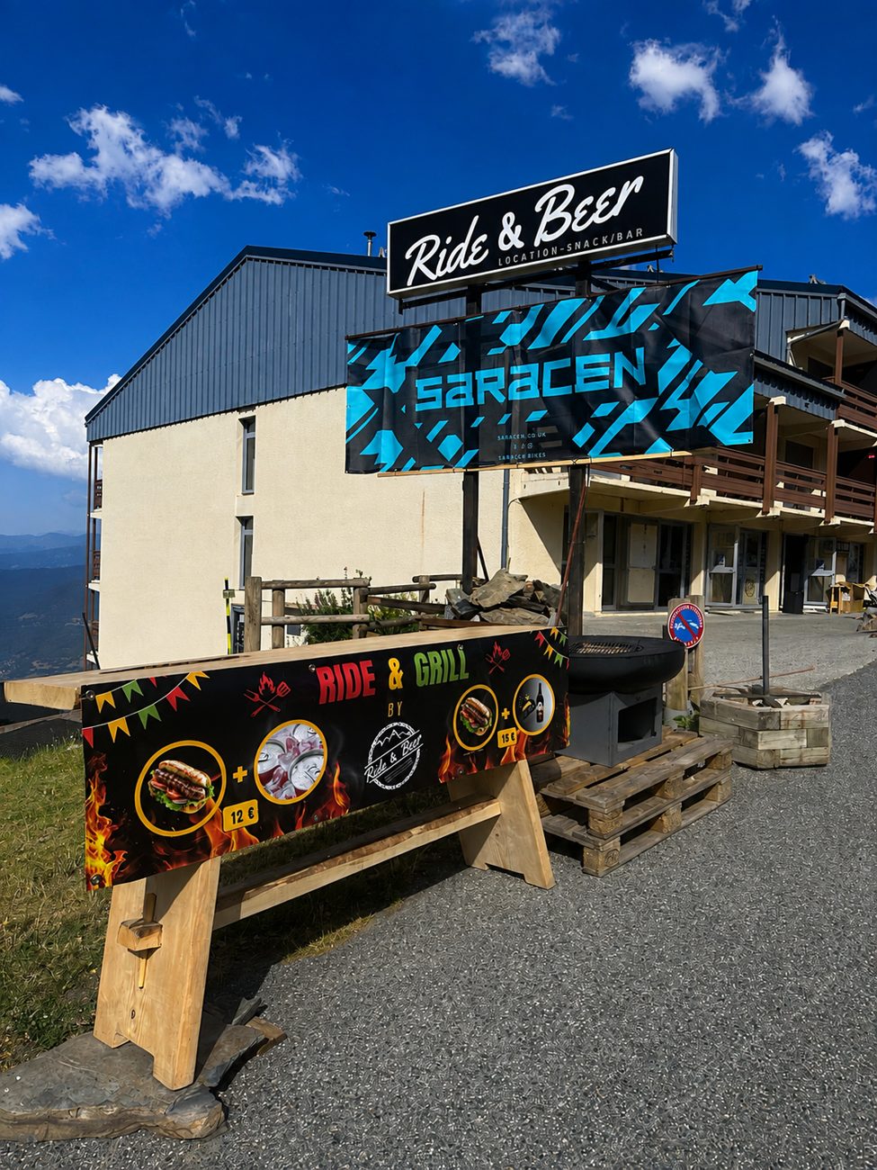 Devanture Ride & Beer au Pla d’Adet avec l’enseigne et l’espace snack