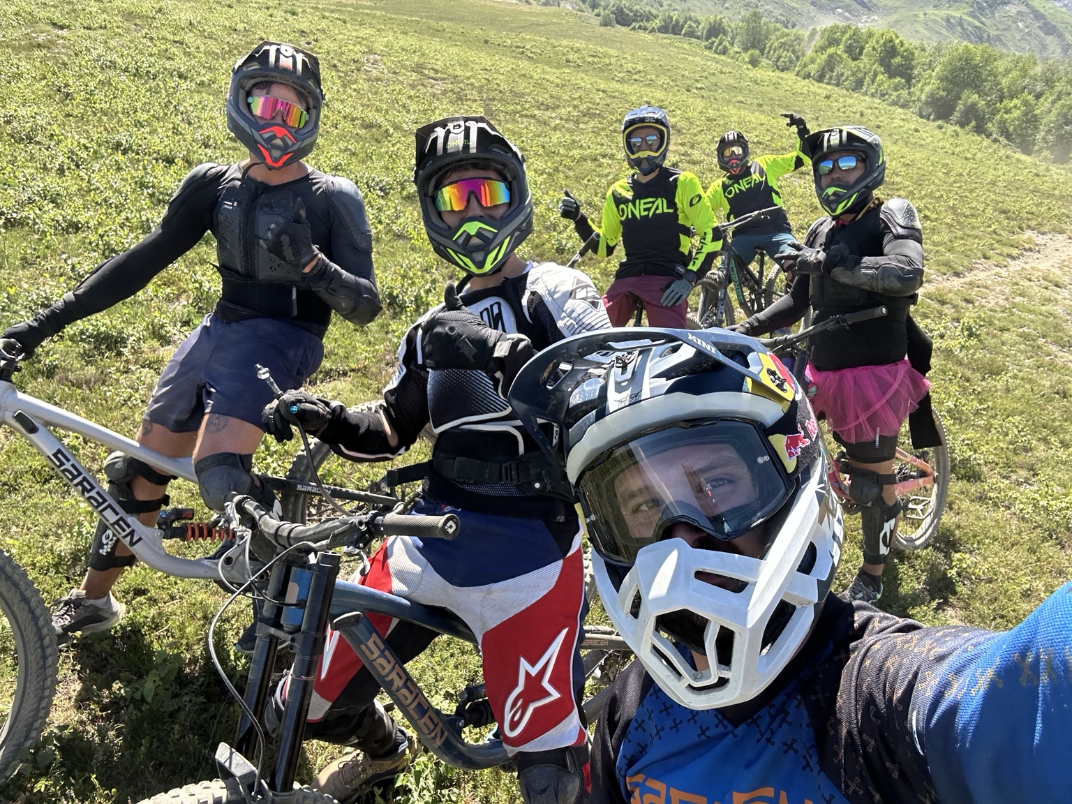 Groupe de pilotes au grand angle devant les montagnes de Saint-Lary