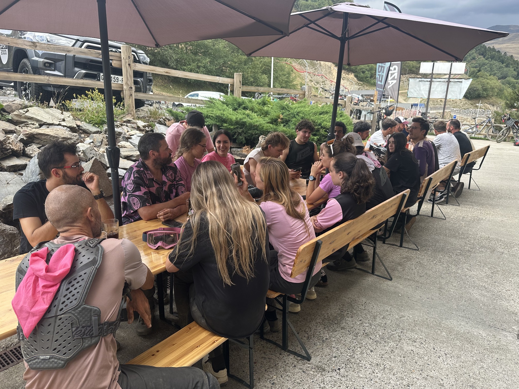 Grande tablée réunissant les clients de Ride & Beer sur la terrasse au Pla d’Adet