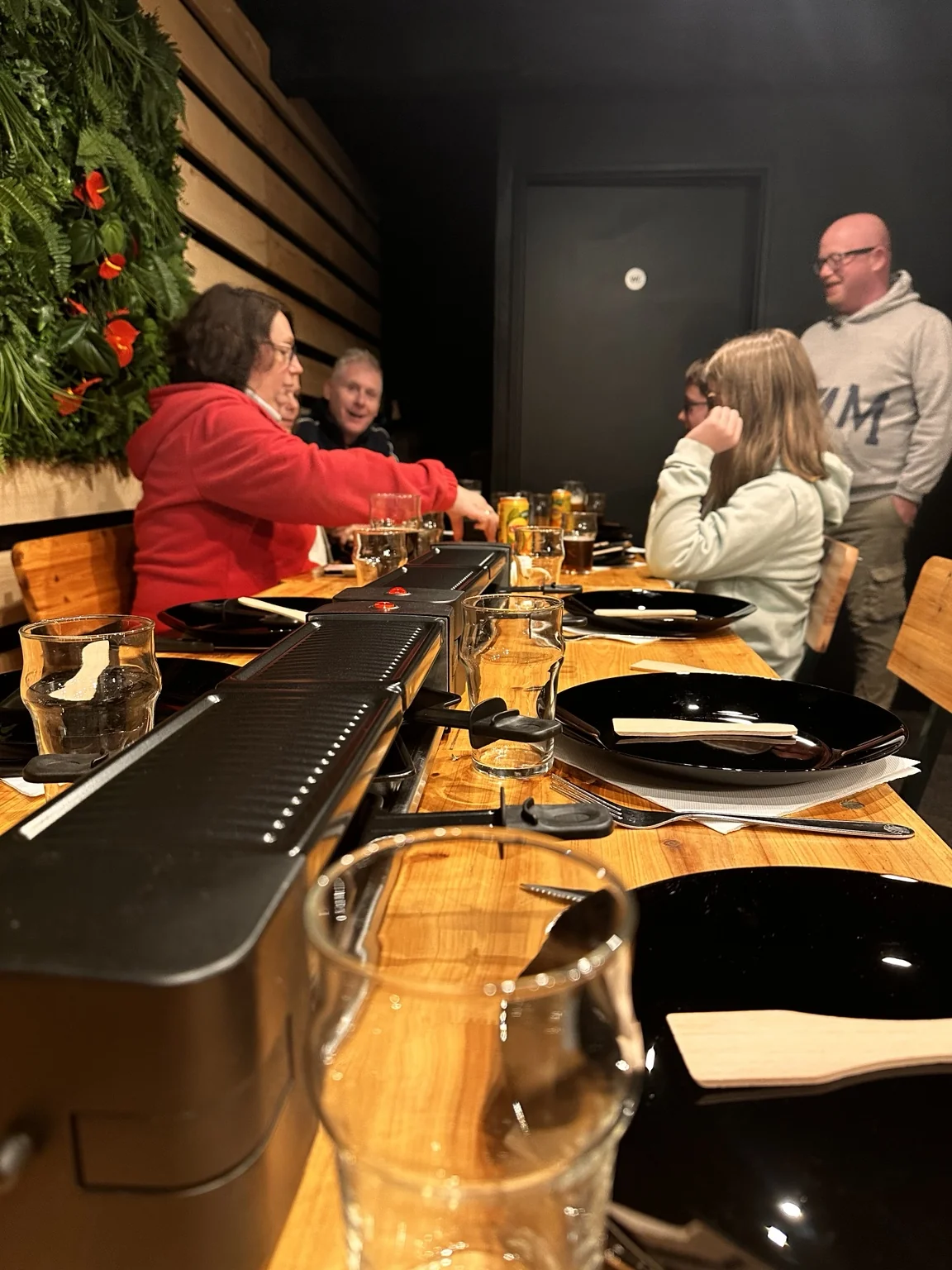 Ambiance de la grande tablée Raclette Party chez Ride & Beer