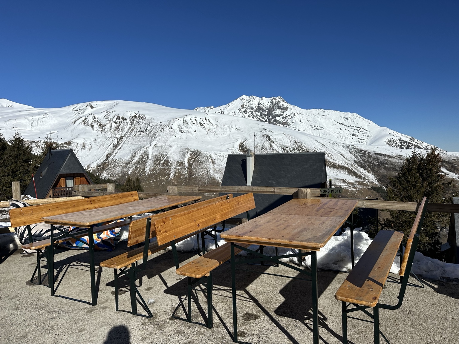 Vue enneigée de Saint-Lary depuis la terrasse de Ride & Beer