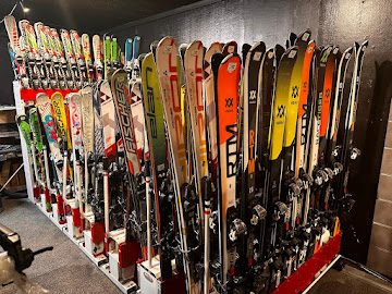Les skis à louer au magasin Ride & Beer Saint-Lary